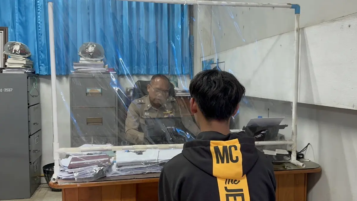 แก๊งแบงค์ปลอมใช้ลูกวัย 16 ทำงาน แต่พลาดโดนล็อก ซิ่งรถทิ้งลูก