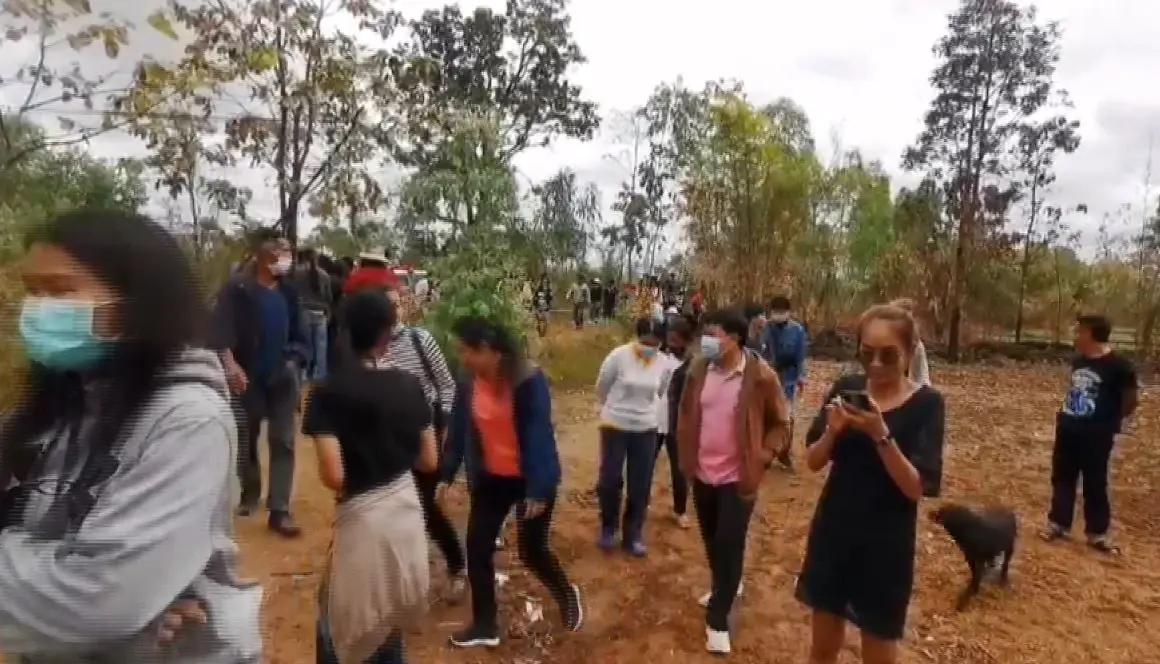 รวบเฒ่าหื่น พยายามขืนใจสาวแต่ไม่สำเร็จ คว้าท่อนไม้ทุบดับ