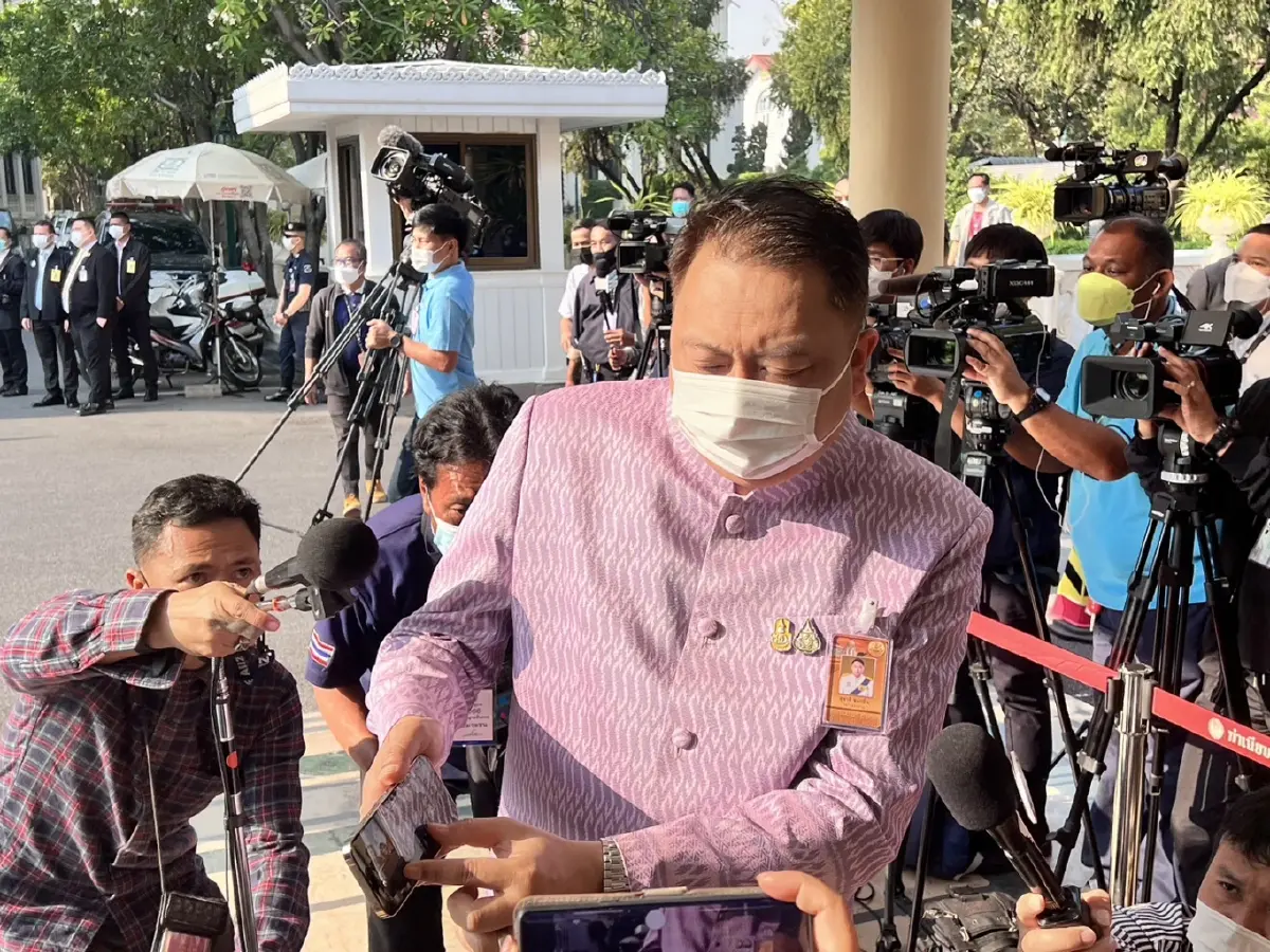 สุชาติ ชมกลิ่น รัฐมนตรีว่าการกระทรวงแรงงาน 