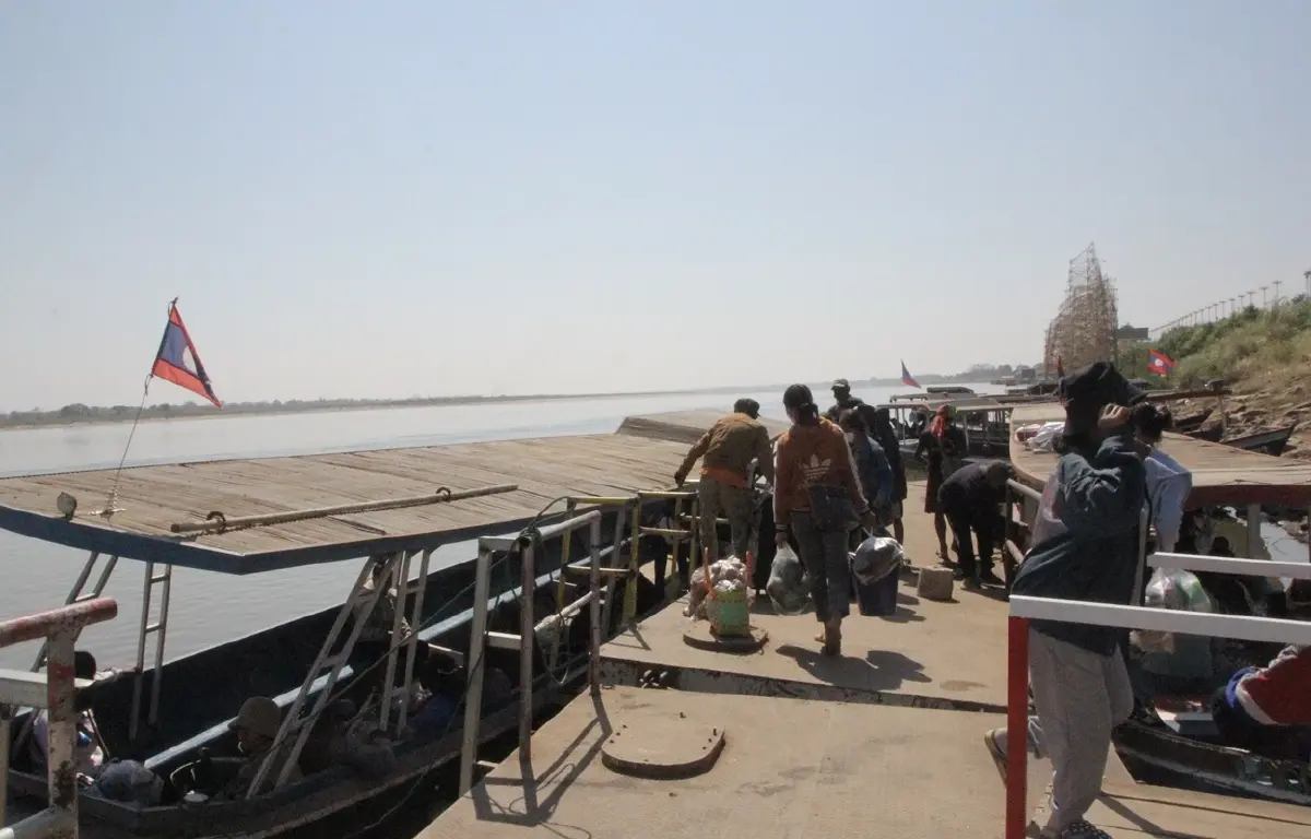 ชาวลาวนั่งเรือข้ามโขง เพื่อมาตลาดนัดไทย-ลาว 