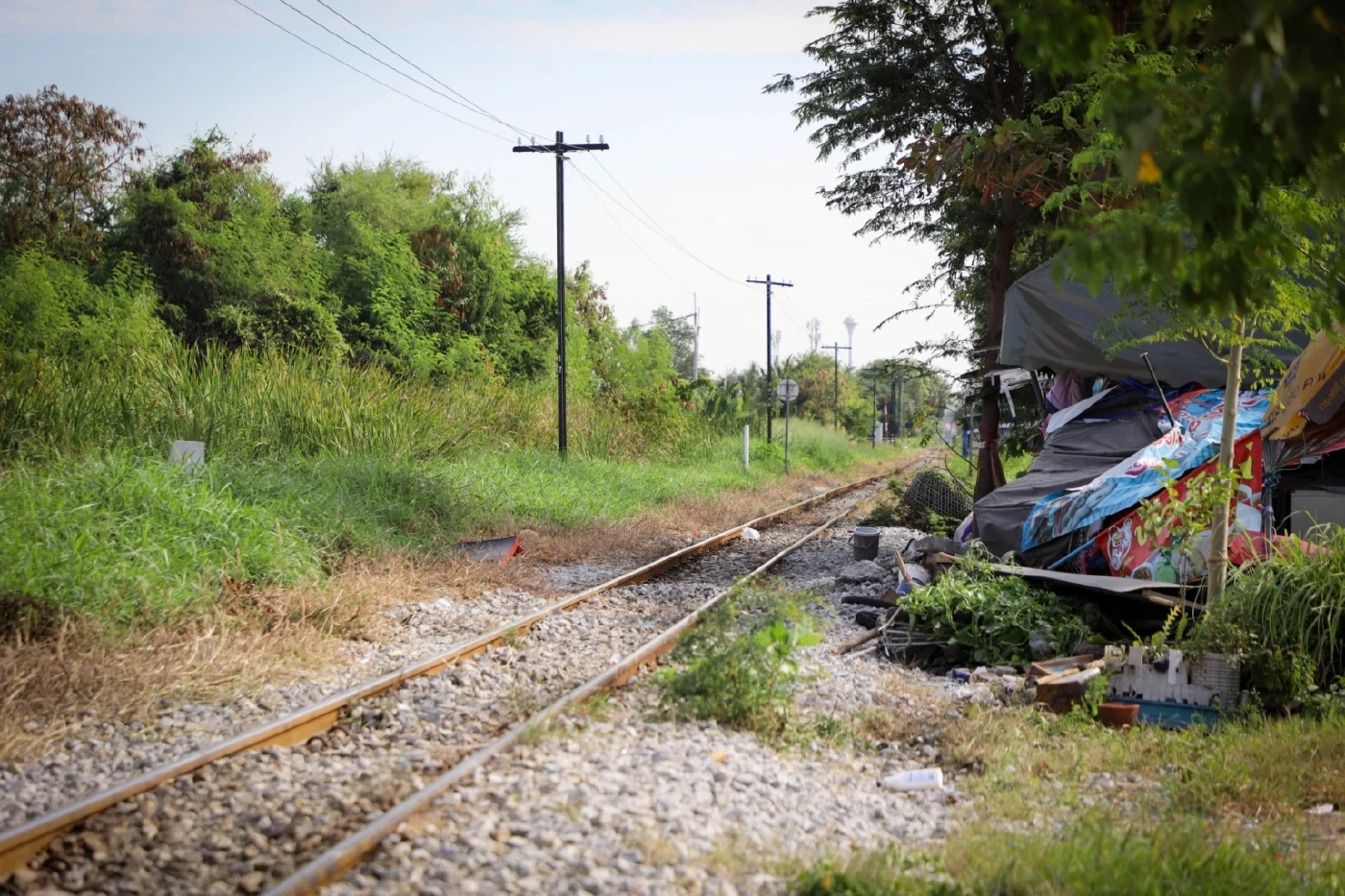 สลด! สาวจีนขับกระบะตกหลุมรางรถไฟ ม้าเหล็กเสยกลางลำ ดับพร้อมลูก 1 ขวบ