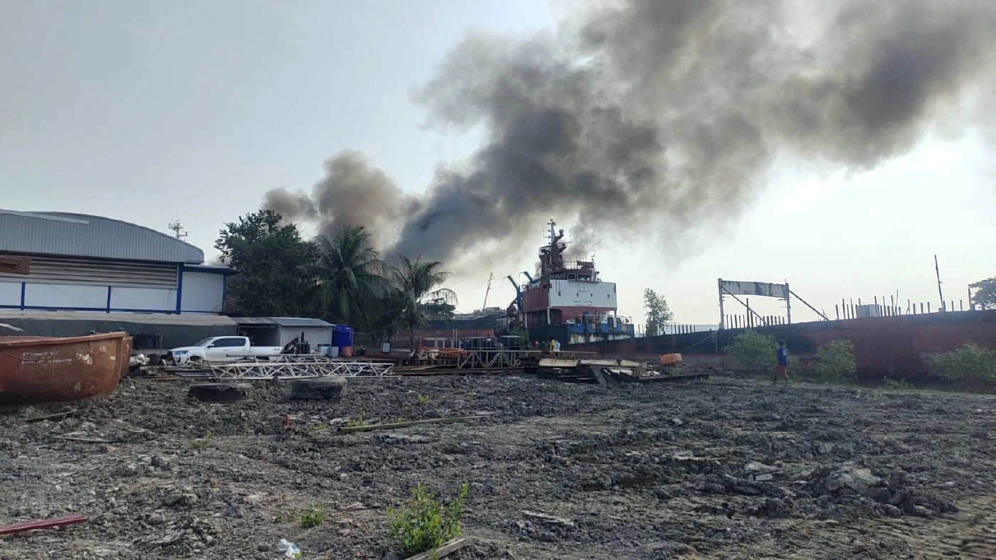 ด่วน!! เรือบรรทุกน้ำมันระเบิด ขณะขึ้นคานซ่อม บาดเจ็บ สูญหายหลายคน (มีคลิป)