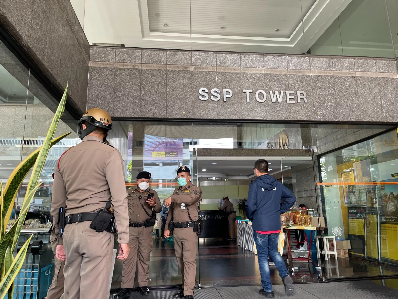 ตำรวจเข้าตรวจค้น"กองสลากพลัส" กว้านซื้อลอตเตอรี่ ขายเกินราคา