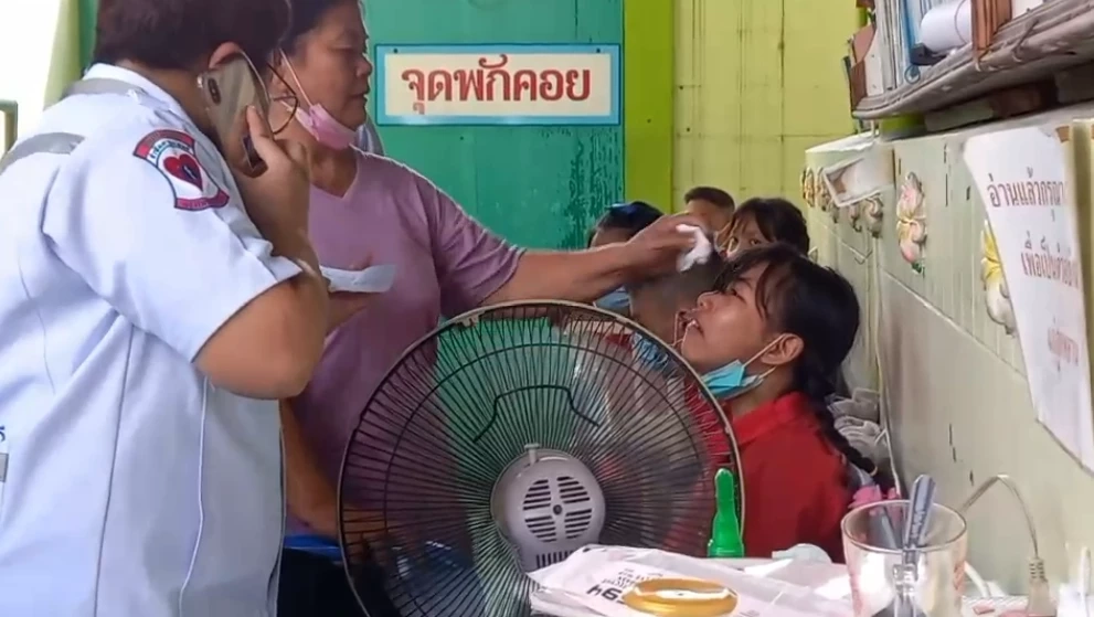 ระทึก! นร.ครึ่งร้อยอาหารเป็นพิษ หลังทานเมนูที่มีคนนำมาแจกเนื่องในวันเด็ก