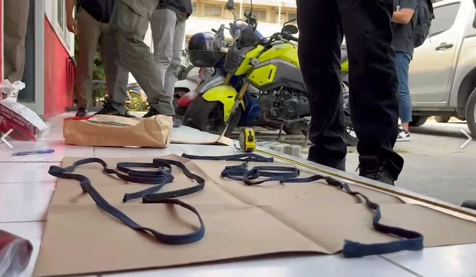 เชือกมรณะของกลางที่พบในรถผู้เสียชีวิต