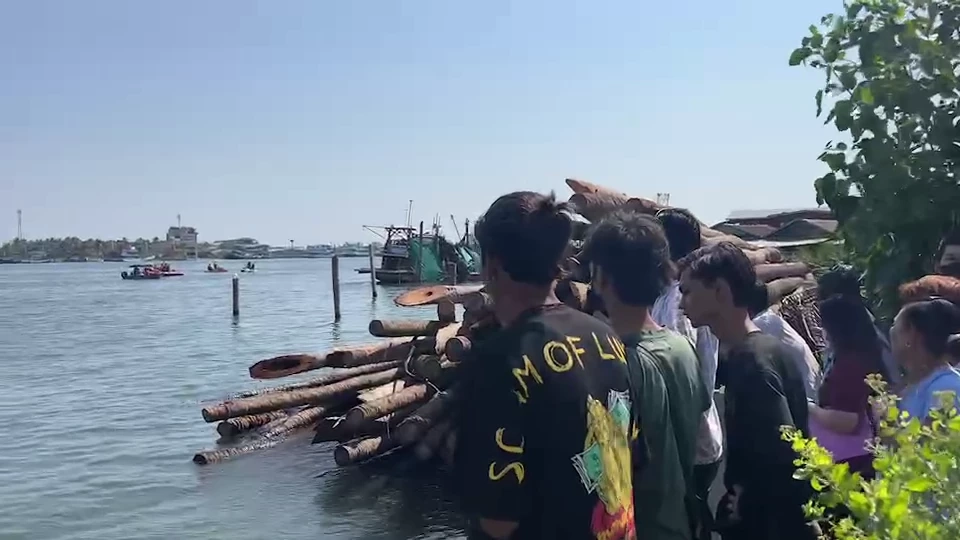 บรรดาเพื่อนและญาติต่างมาเฝ้ารอว่าจะพบหรือไม่