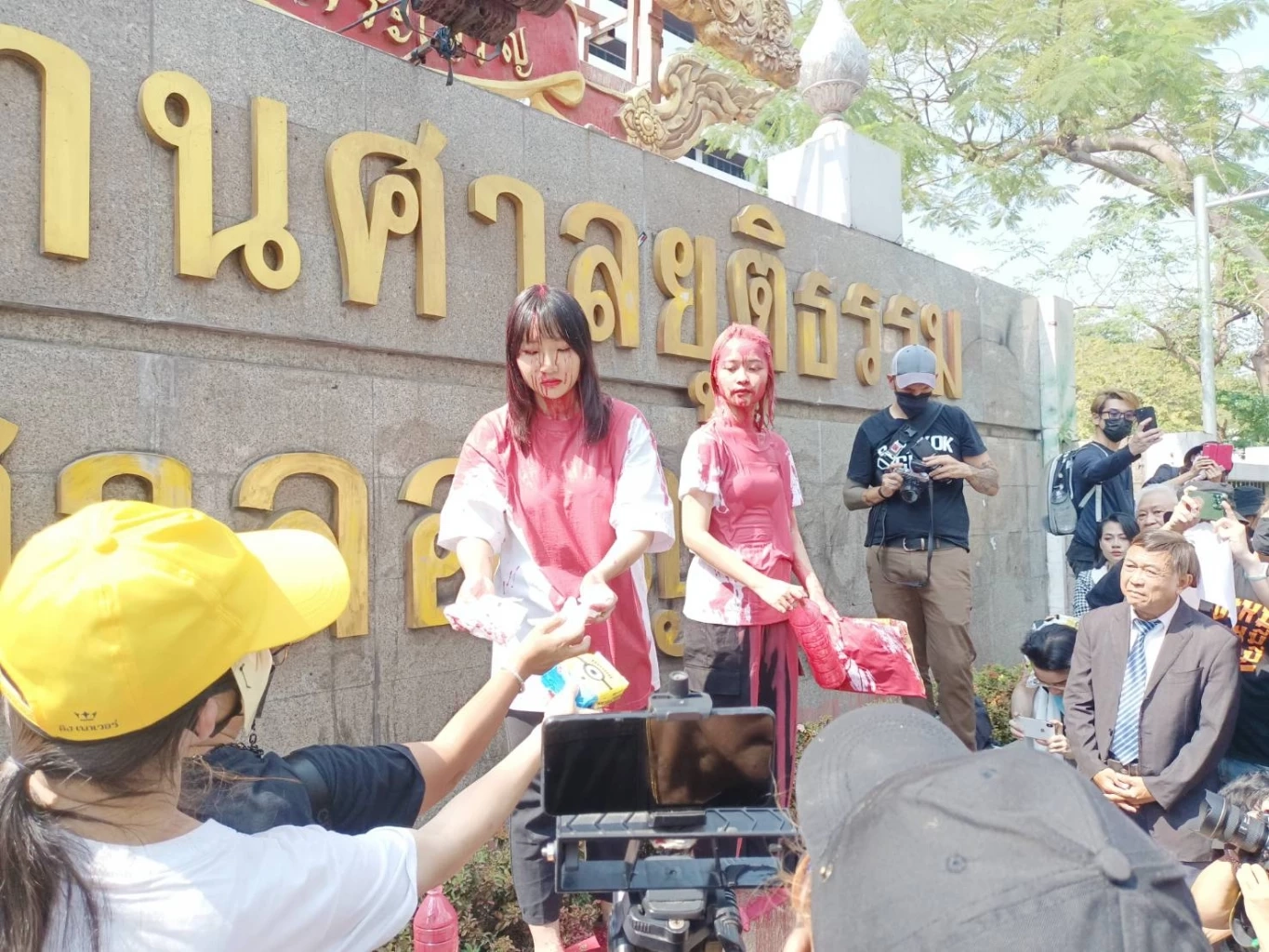 ทานตะวัน - แบม ทำกิจกรรมราดสีพร้อมขอถอนประกัน