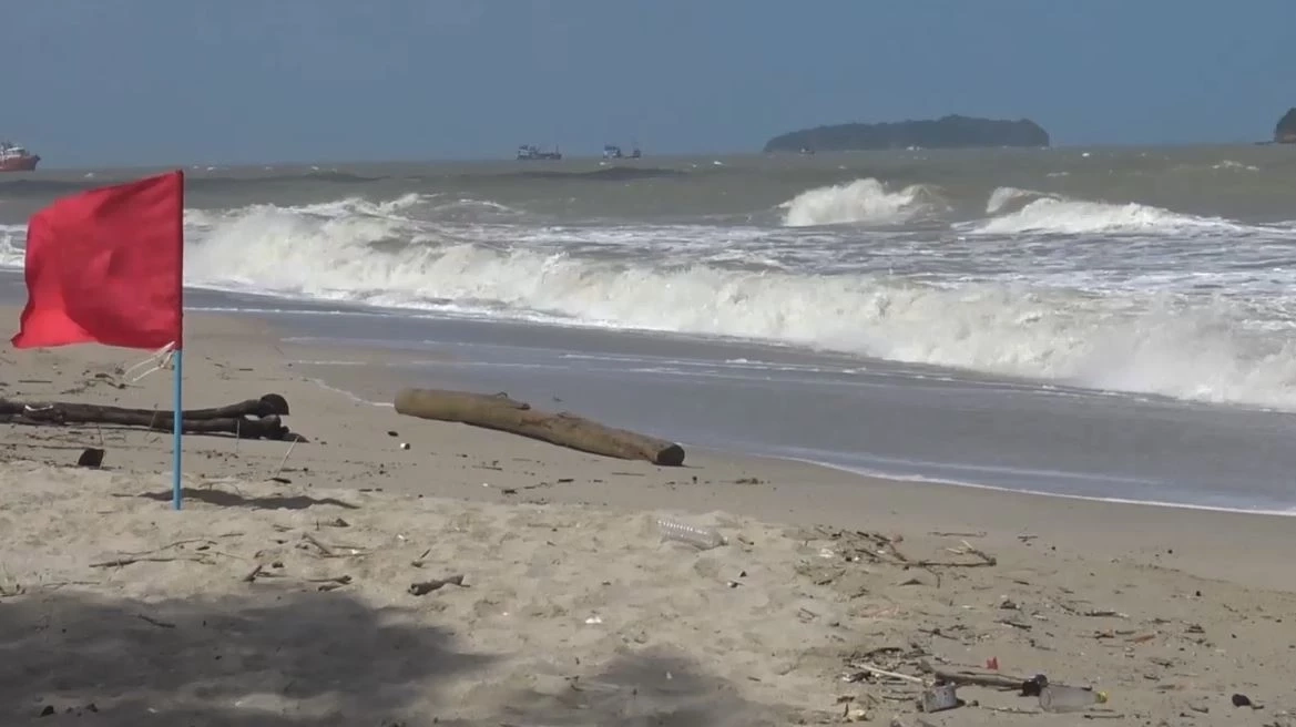 ปักธงแดงชายหาดชลาทัศน์-สมิหลา เตือนคลื่นลมแรง ห้ามลงเล่นน้ำทะเล