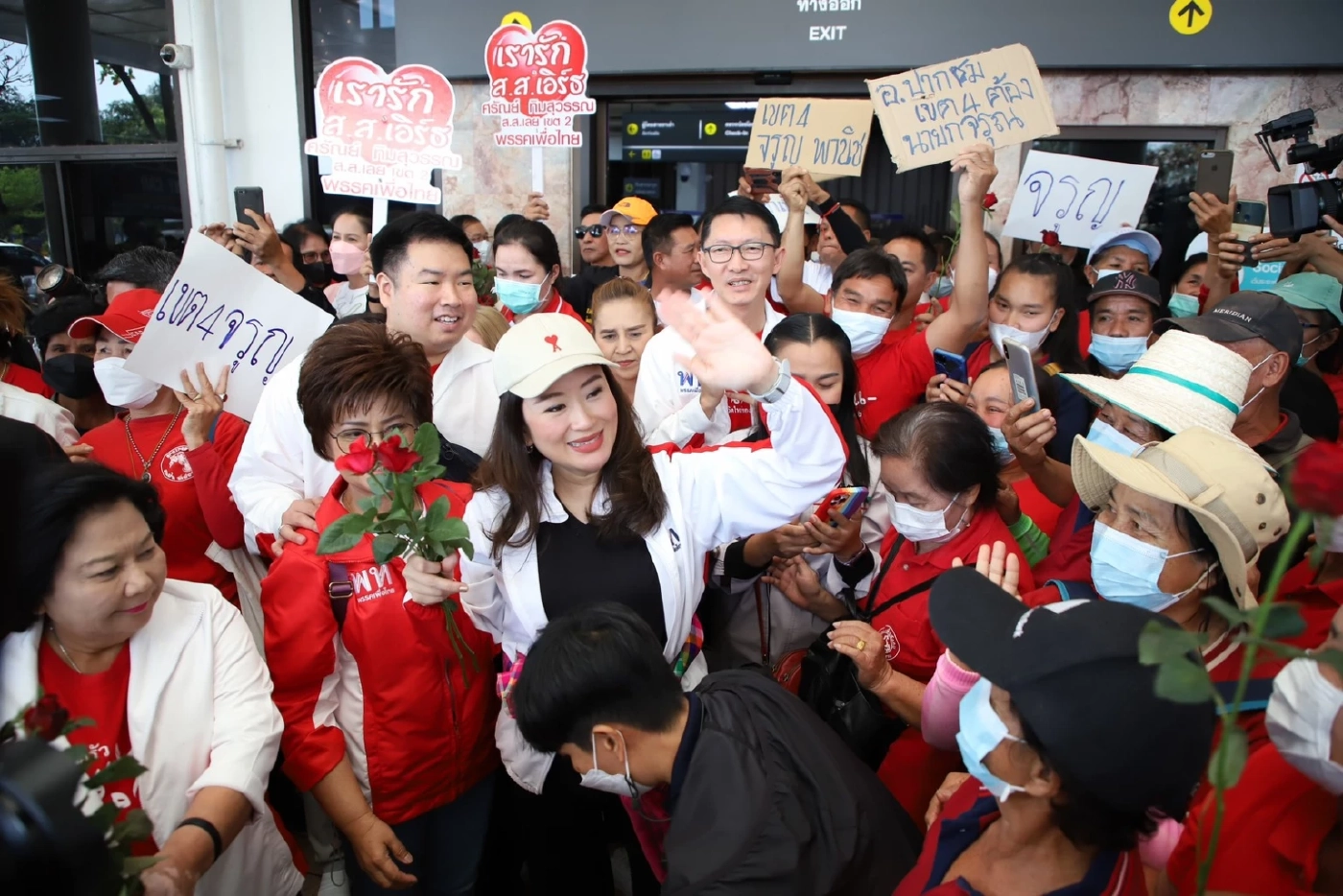 มวลชนแห่ต้อนรับ “แพทองธาร” แน่นสนามบิน จ.เลย เตรียมลุยปราศรัยใหญ่วันนี้