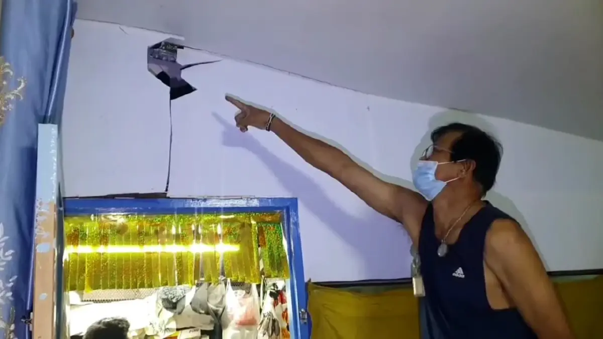 หนุ่มคลั่งถือมีดปีนทุบหลังคาไล่ทำร้าย ชาวบ้านรุมประชาทัณฑ์บาดเจ็บ