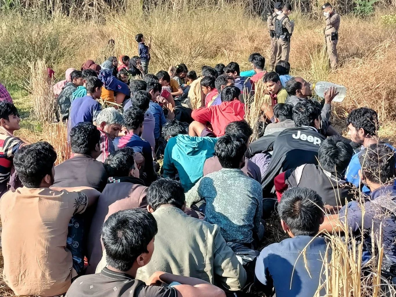 ตร.แม่สอด จับโรฮิงญา 71 คน แอบเข้าไทย ซุกตัวทนหนาวในสุสานชายแดน