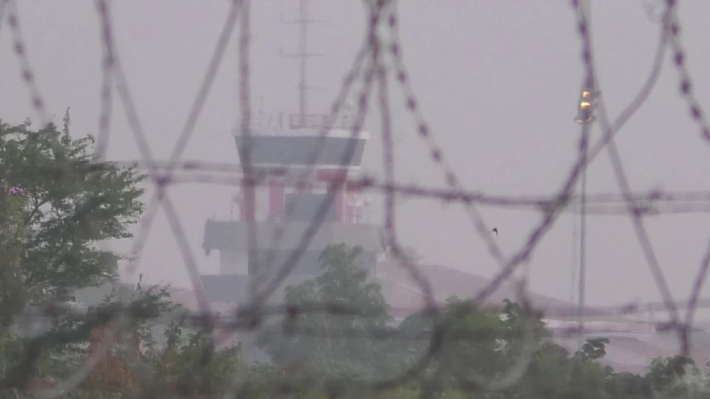 สนามบินสกลนคร เช้านี้หมอกลงจัด เครื่องบินลงจอดไม่ได้ต้องบินกลับดอนเมือง