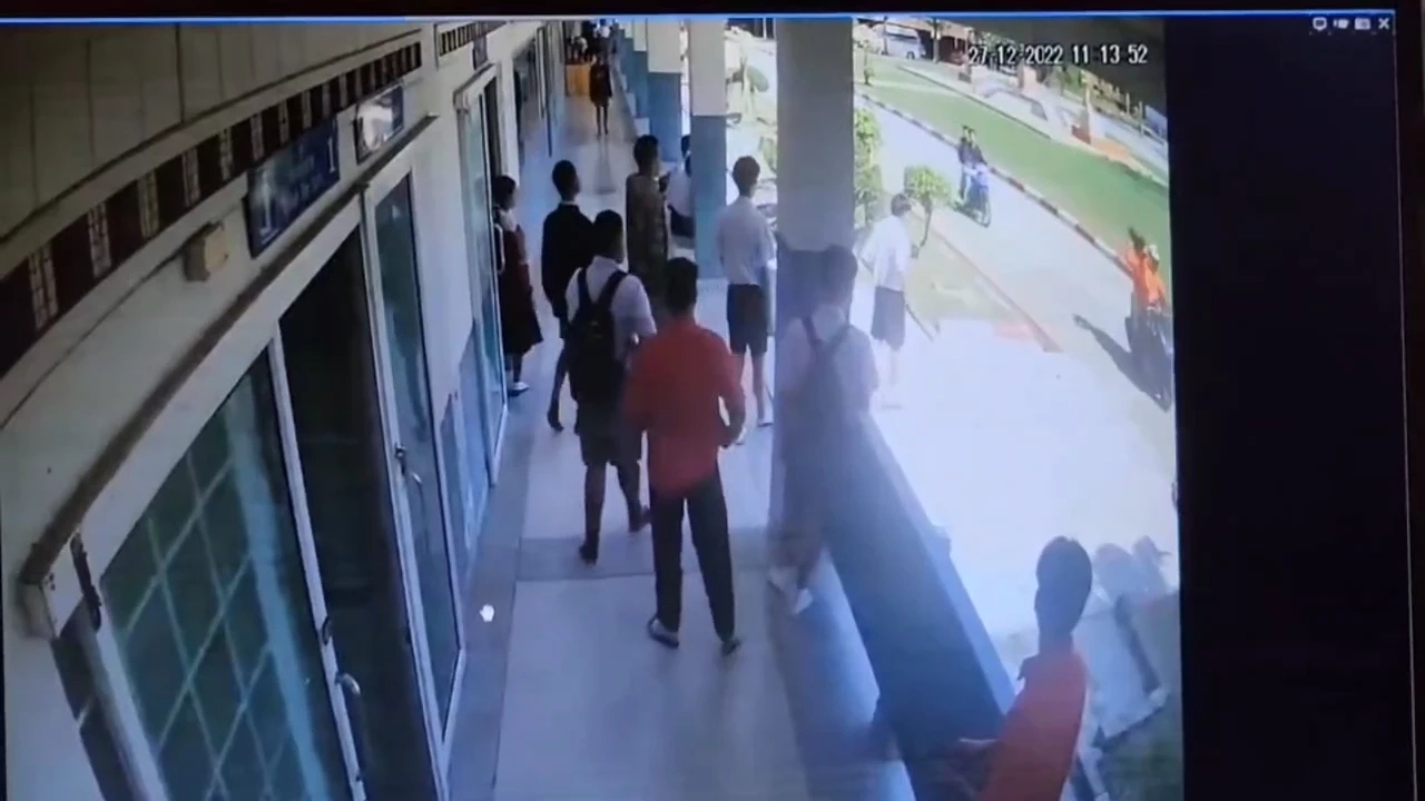 ตำรวจจับมือแทง 14 ปีในโรงเรียน พร้อมมีดของกลาง แจ้งหข้อหาร่วมกันพยายามฆ่า