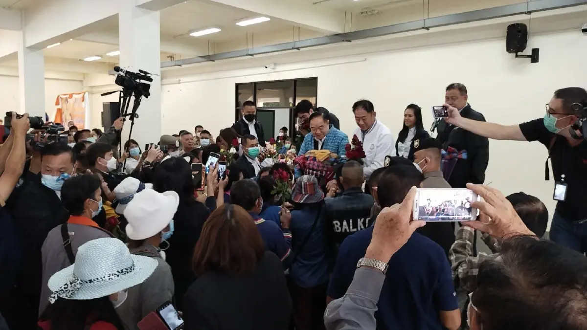 "มวลชนลำปาง" ต้อนรับอบอุ่น พร้อมเชียร์ “บิ๊กป้อม” นั่งนายกรัฐมนตรี คนใหม่