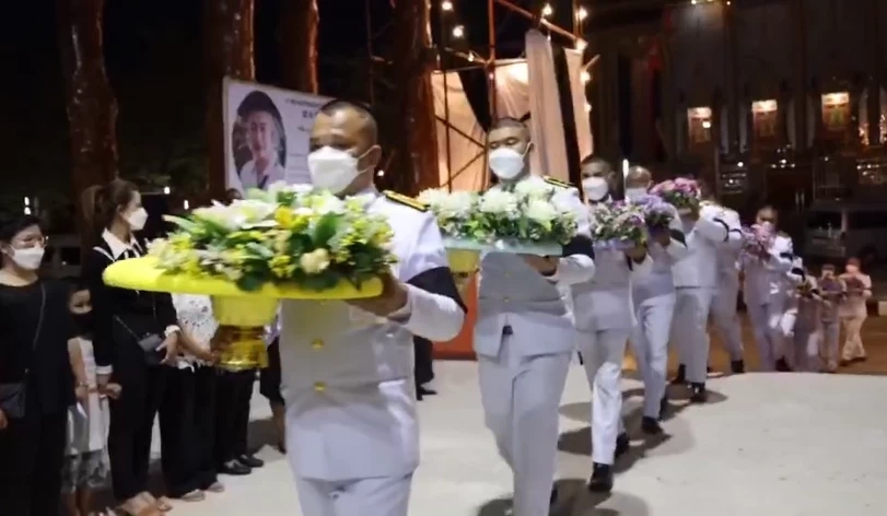 ในหลวงพระราชทานพวงมาลา วางหน้าหีบศพ "หมอแชมป์" ฮีโร่ "ร.ล.สุโขทัย"