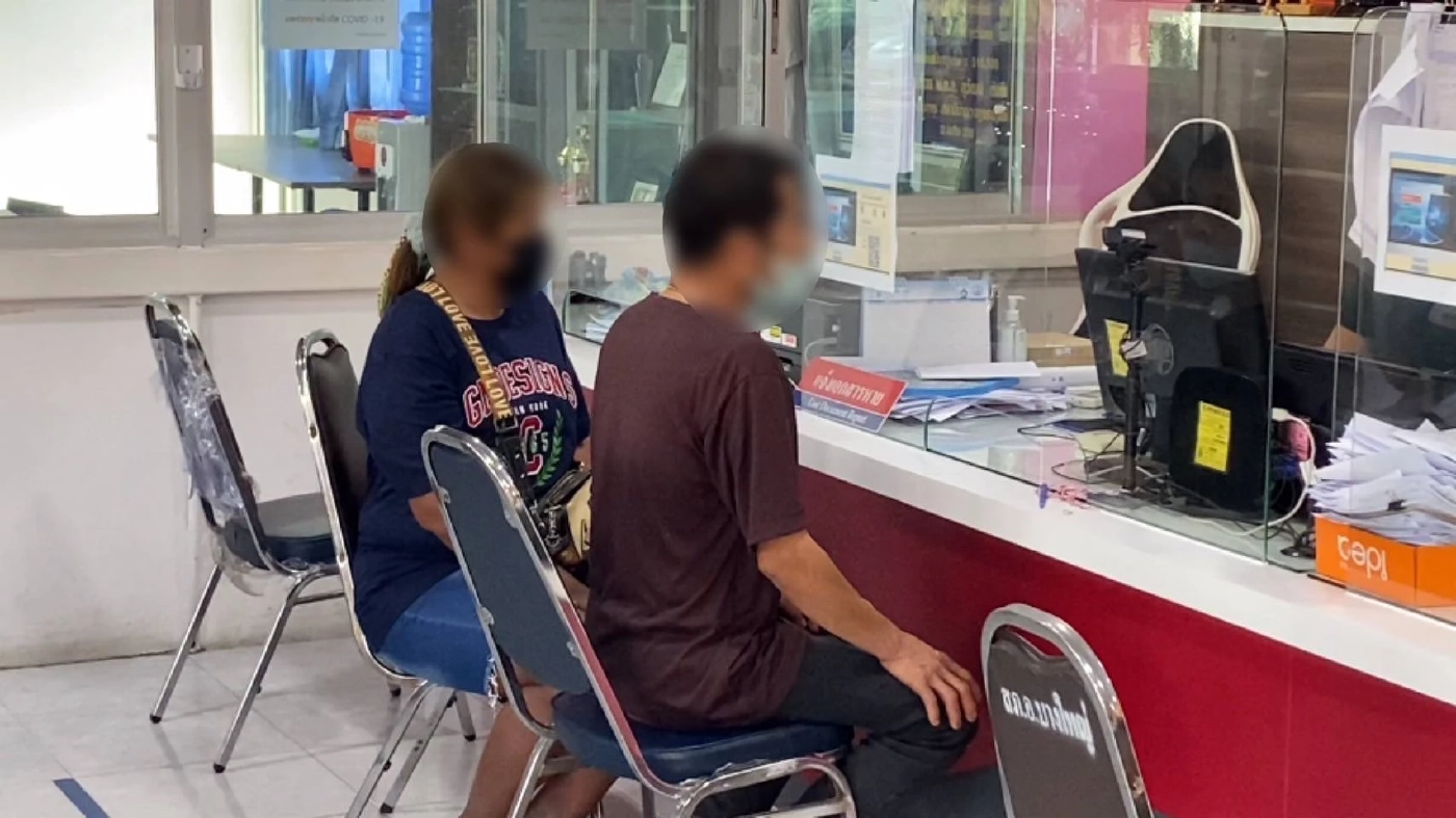 อุกอาจ! รุมทำร้ายพ่อค้ากุ้งสลบกลางตลาด ย่านบางใหญ่ (มีคลิป)