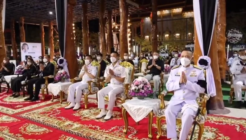 ในหลวงพระราชทานพวงมาลา วางหน้าหีบศพ "หมอแชมป์" ฮีโร่ "ร.ล.สุโขทัย"