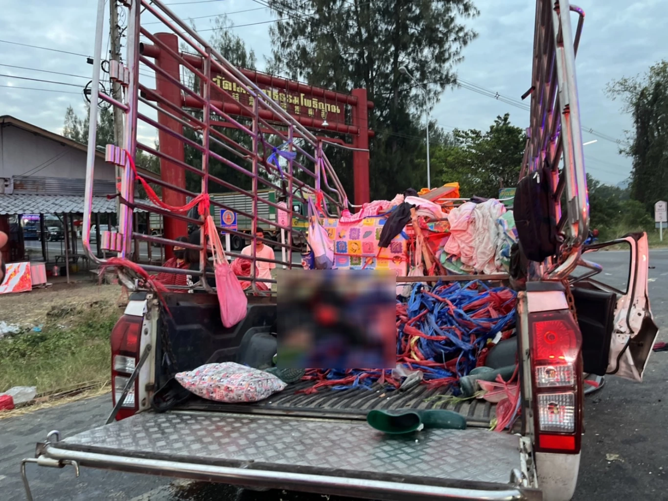 คนงานที่ยังอยู่ในรถไม่ได้กระเด็นออกมา