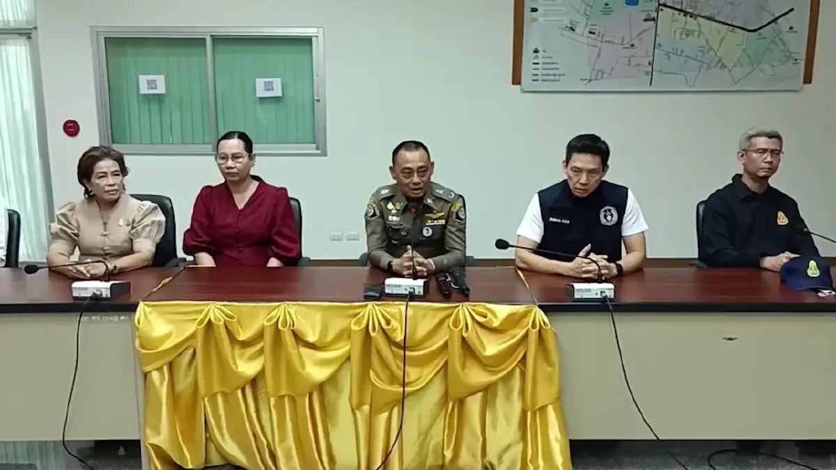 พล.ต.ต.จรูญเกียรติ ปานแก้ว ผบก.ปปป. พร้อมด้วย นางพรเพชร เขมวิรัตน์ รองผู้ว่าฯนครสวรรค์ ร่วมแถลงกรณี พนักงานการเงินเทศบาลลาดยาว ยักยอกเงิน 15 ล้านบาท