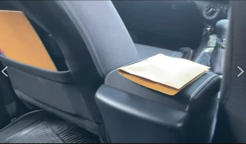 เงินของกลางที่พบในกระบะ