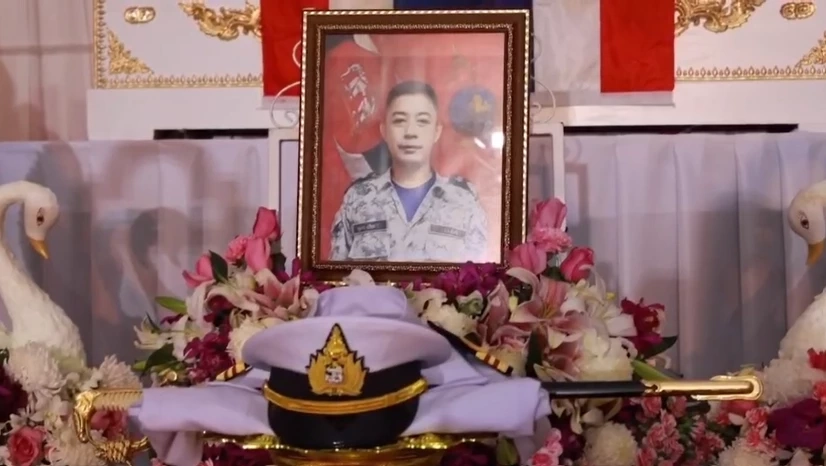 ในหลวงพระราชทานพวงมาลา วางหน้าหีบศพ "หมอแชมป์" ฮีโร่ "ร.ล.สุโขทัย"