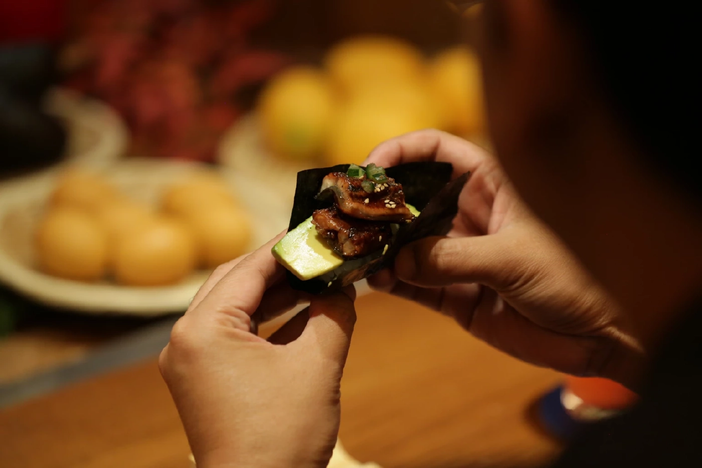 เชฟปรุงสดระหว่างทาน กับอาหารสไตล์ “โรบาทายากิ” แนวปิ้งย่างที่ร้าน Yankii