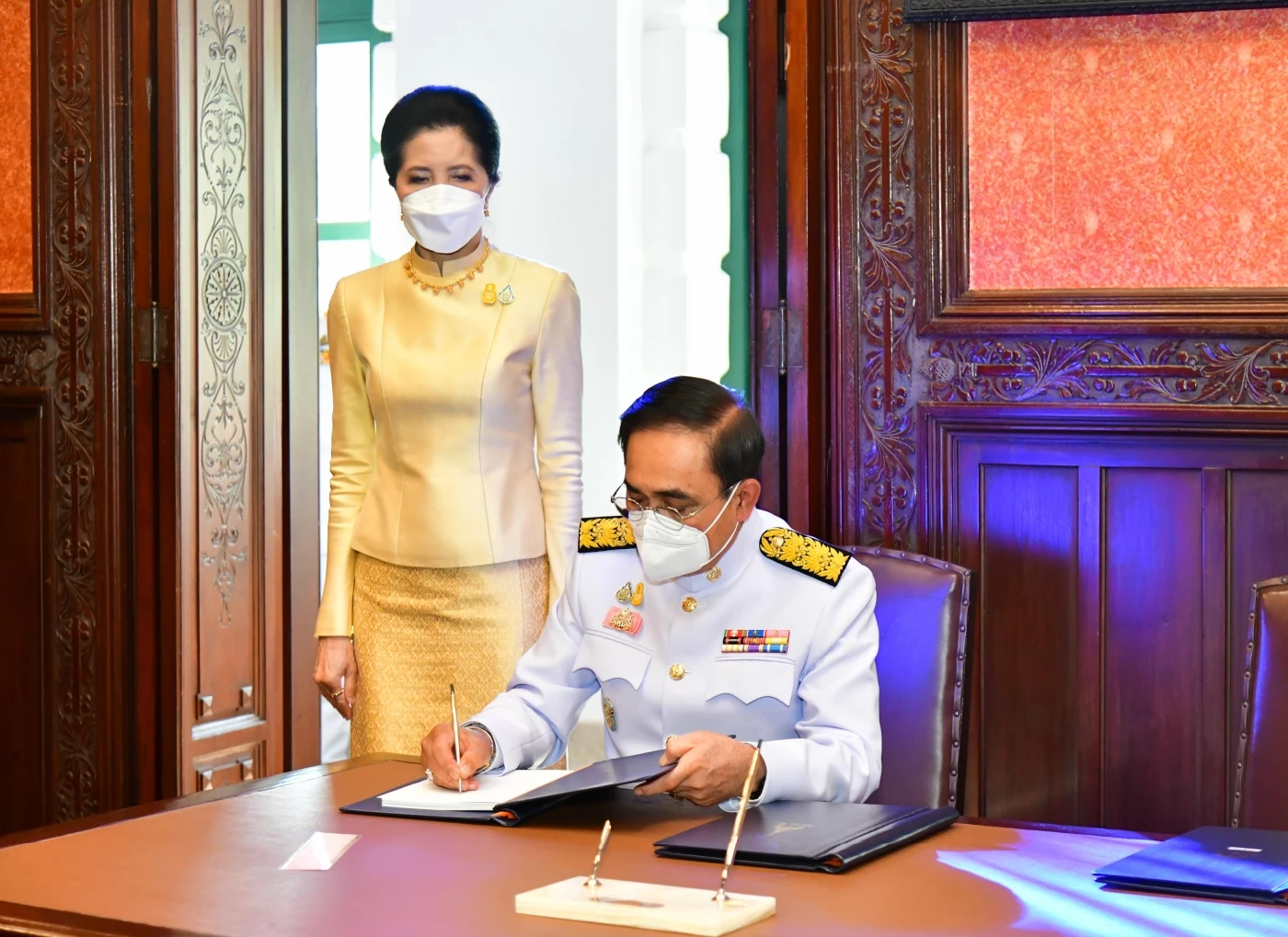 “นายกฯ”และภริยา นำ ครม. ลงนามถวายพระพร ในหลวง-พระราชินี เนื่องในโอกาสขึ้นปีใหม่ พุทธศักราช 2566