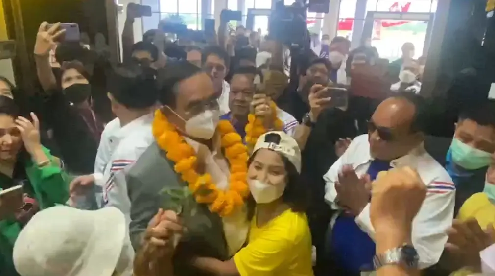 สุดคึกคัก! "บิ๊กตู่" เยือนชุมพร! ลูกช้าง ร่วม ส.ส. ปชป.-ปชช. แห่ต้อนรับอบอุ่น