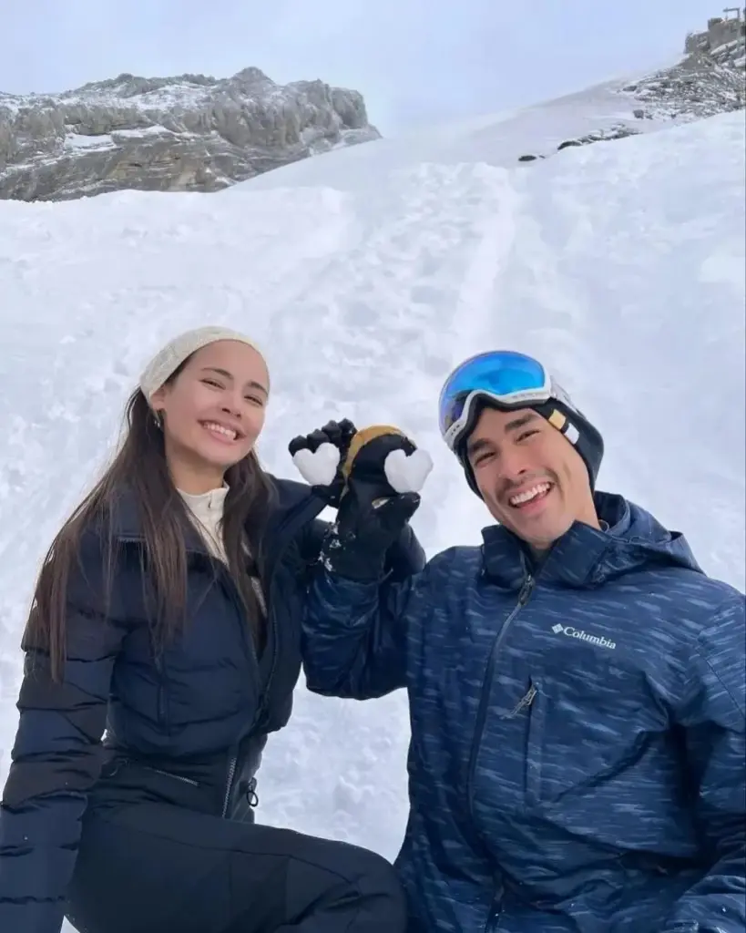 ณเดชน์-ญาญ่า เสริฟความหวาน ท้าลมหนาวจุ๊บแก้มออกสื่อ แฟนๆแห่แซวสนั่น
