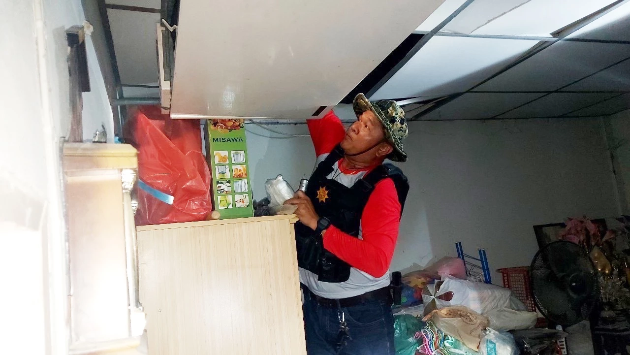 รวบ "ผัว - เมีย" วัยดึก เปิดบ้านขายยาบ้าโจ๋งครึ่ม ยึดของกลางได้กว่าหมื่นเม็ด