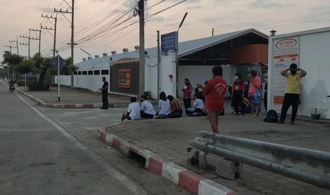 ระทึก! รถตู้รับส่งนักเรียนแหกโค้งเหินข้ามเลน 15 ชีวิต บาดเจ็บเล็กน้อย