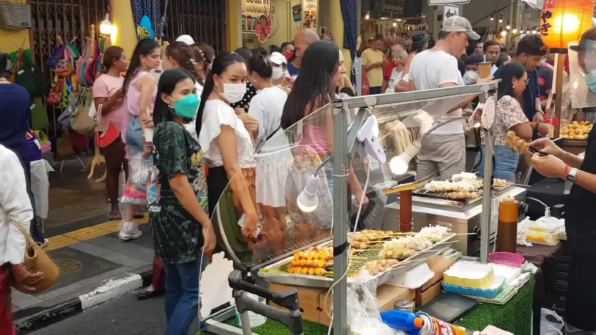 บรรยากาศ ถนนคนเดิน “ภูเก็ต หลาดใหญ่” บริเวณถนนถลาง ย่านเมืองเก่าภูเก็ต เมื่อวันที่ 8 ม.ค.