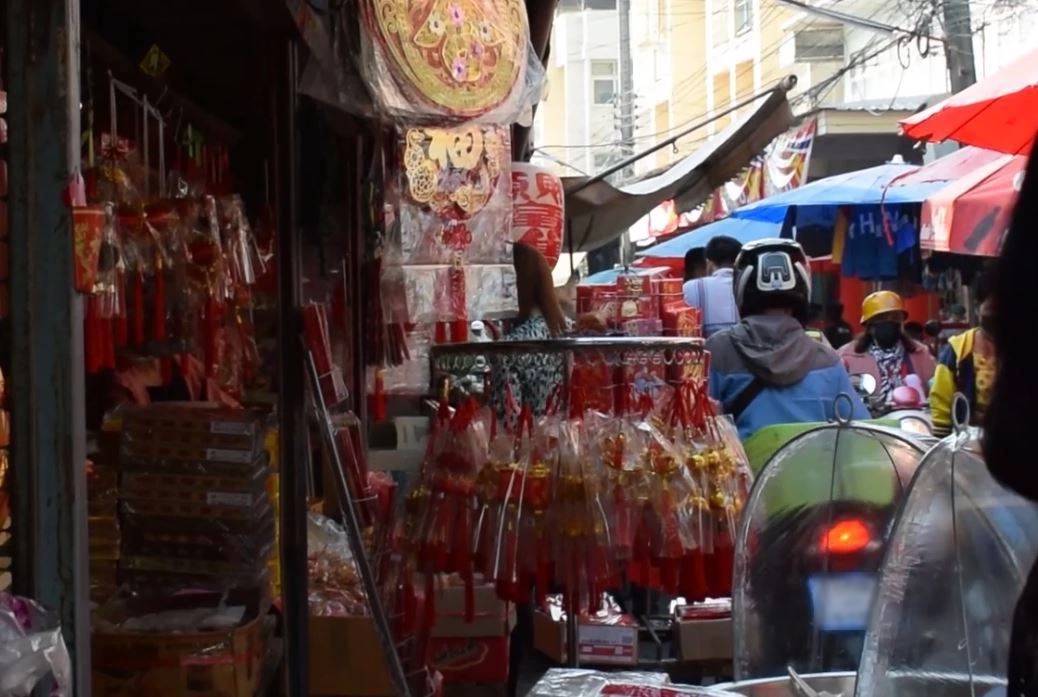 แม่สอดคึกคัก! ชาวไทย-เมียนมาเชื้อสายจีน แห่ซื้อของเซ่นไหว้ตรุษจีน