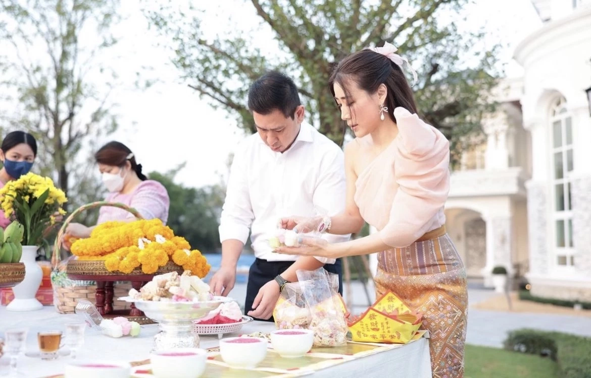 เจาะลึกบ้านใหม่ของแม่สามี “เอิร์น ณัชชา” ใหญ่โตระดับคฤหาสน์ (มีคลิป)