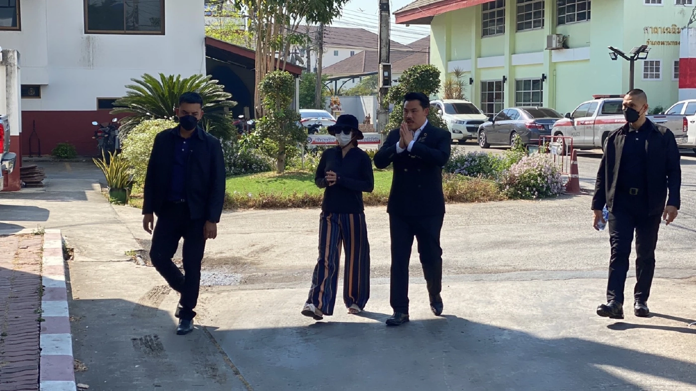 "กัน จอมพลัง" นำพริตตี้สาวถูกอดีตแฟนทำร้าย บุกสภ.พานทอง หลังคดีไม่คืบ