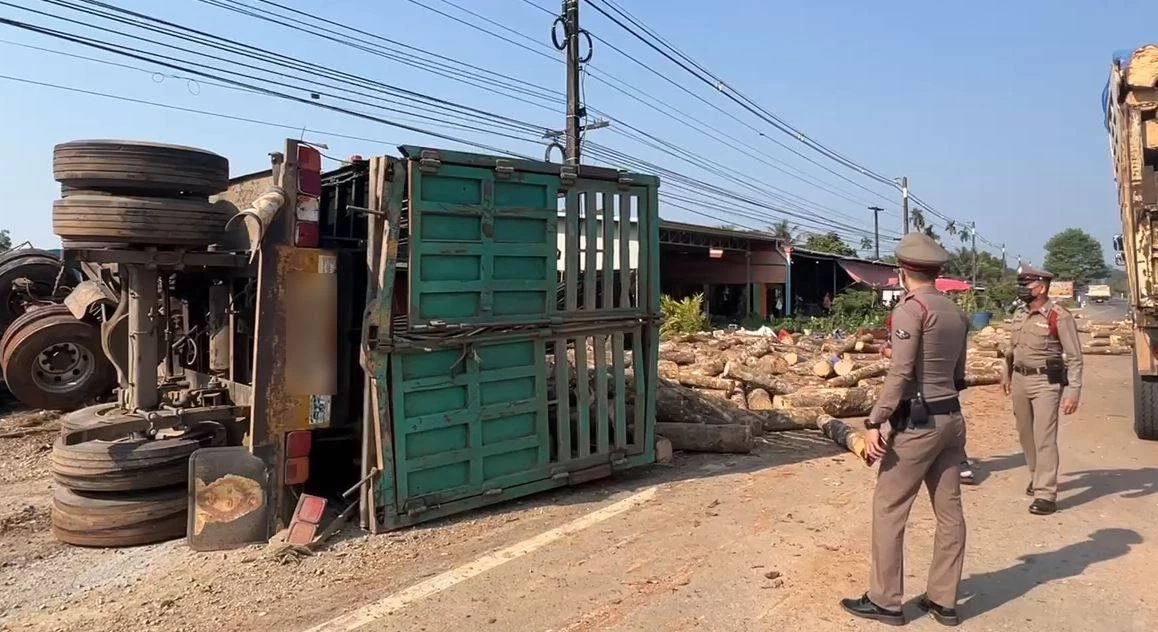 ระทึก! ลูกพ่วงรถบรรทุกไม้หลุดจากตัวแม่ ชนบ้านข้างทางเสียหายหลายแสน