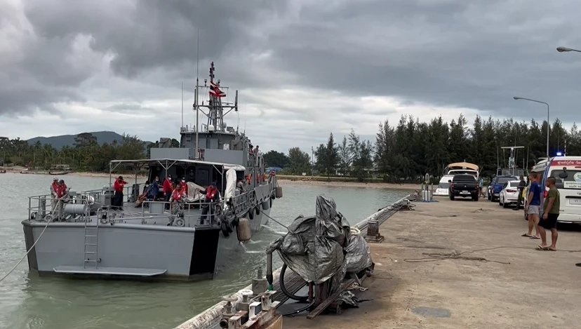 นาทีชีวิต เรือลากจูงถูกคลื่นซัดจม ลูกเรือ 9 ชีวิต ลอยแพชูชีกลางทะเล (มีคลิป)