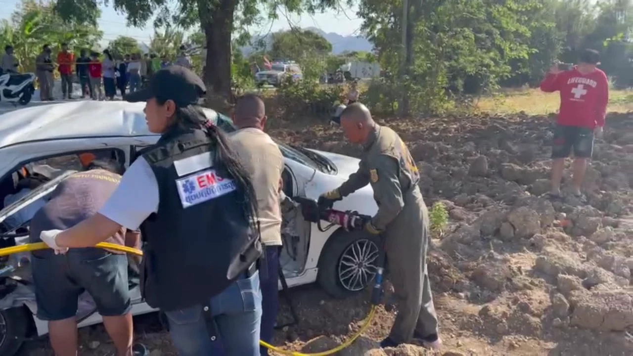 เจ้าหน้าที่ต้องใช้เหล็กถ่าง เพื่อช่วยเหลือ