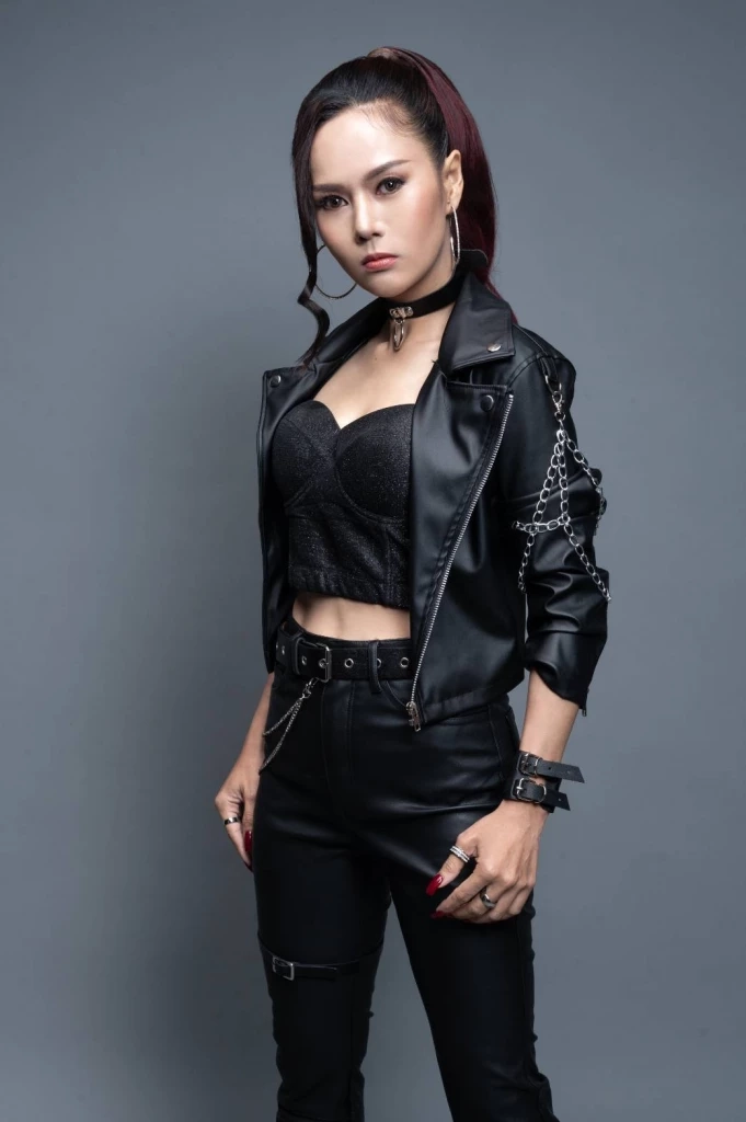 นักร้องลูกทุ่งสาว เอรีนไตรโทน