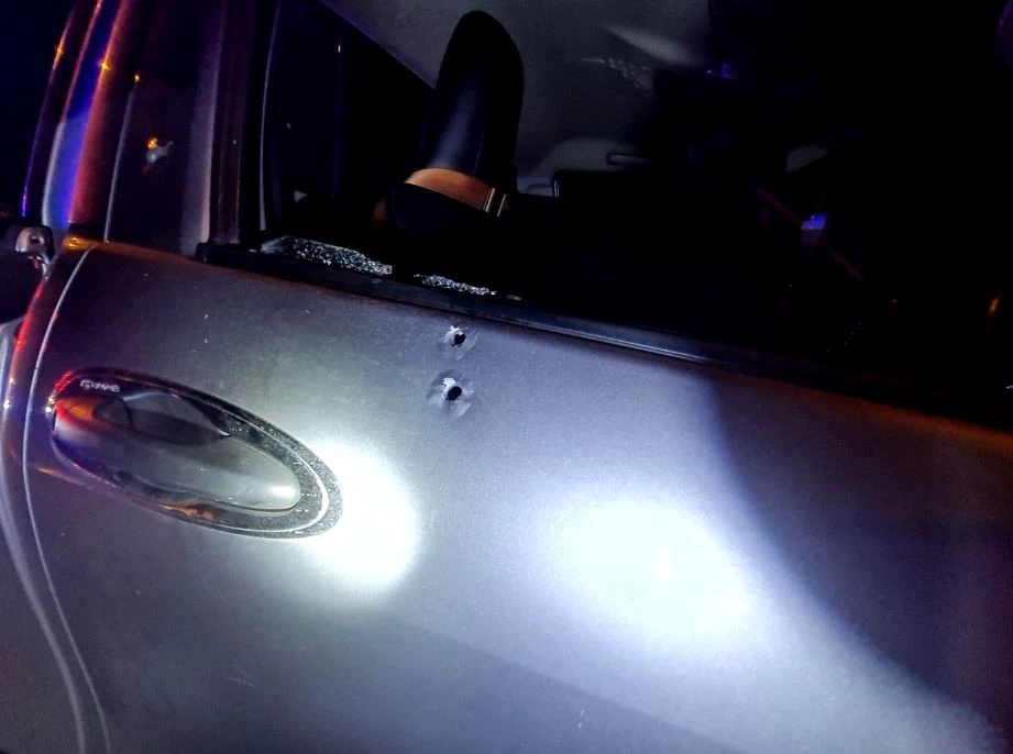 อุกอาจ! คนร้ายควบเก๋งประกบยิงหนุ่ม อบต. ดับคารถ คาดปมชู้สาว