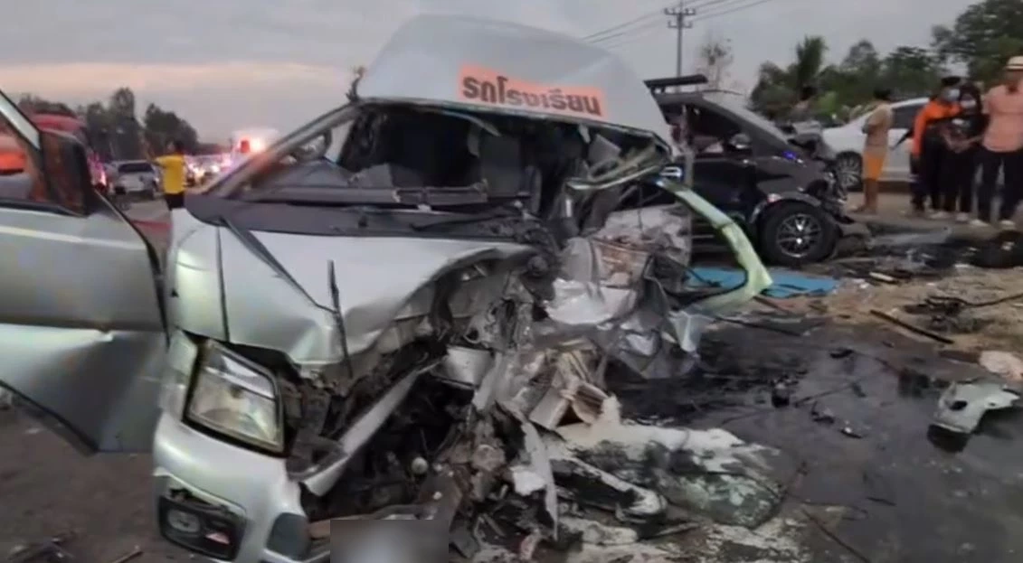 รถตู้รับส่งนักเรียนชนประสานงา 3 คันรวด บาดเจ็บ 18 ราย