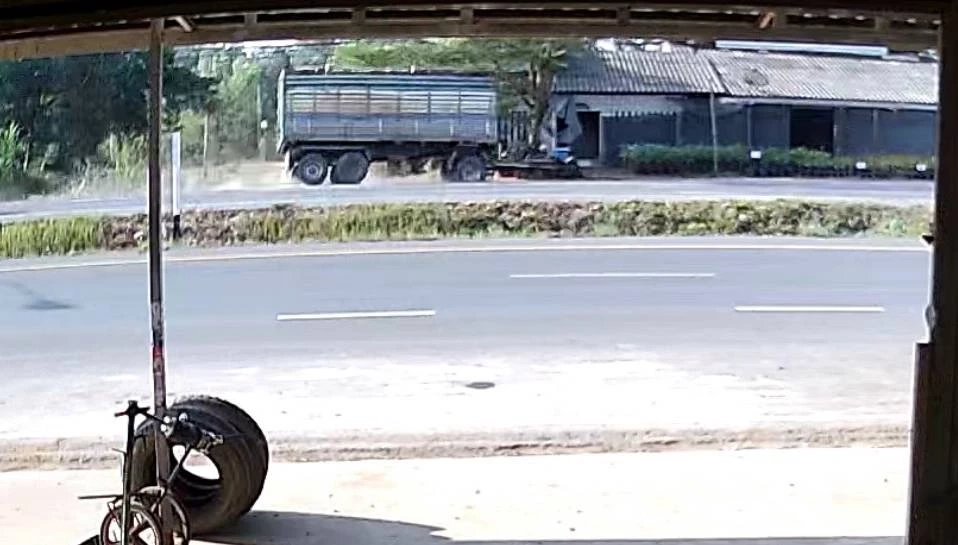 ระทึก! ลูกพ่วงรถบรรทุกไม้หลุดจากตัวแม่ ชนบ้านข้างทางเสียหายหลายแสน