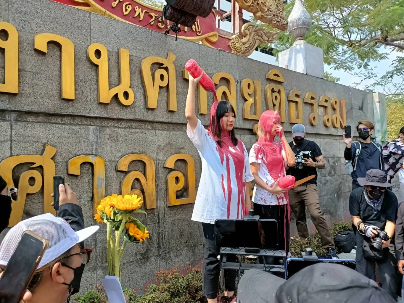 ทานตะวัน ตัวตุลานนท์ หรือ ตะวัน /  อรวรรณ ภู่พงศ์ หรือ แบม  