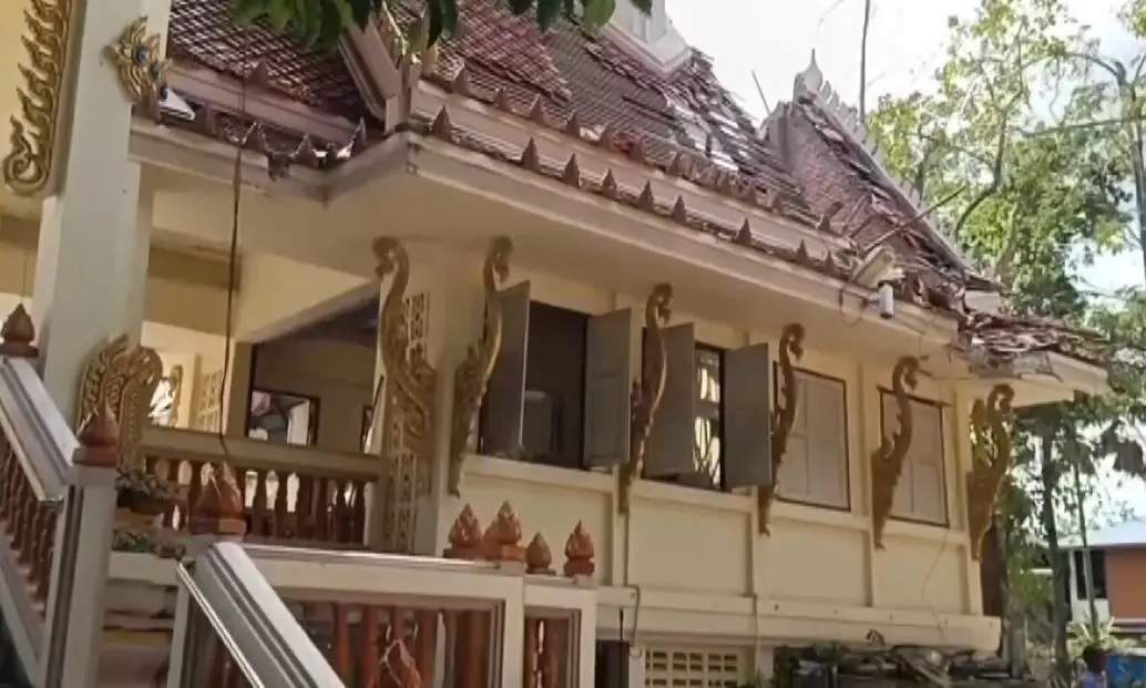 พระหนีกระเจิง! เครนล้มทับเมรุ-ศาลาวัด พังถล่ม เสียหายกว่า 3 ล้าน (มีคลิป)