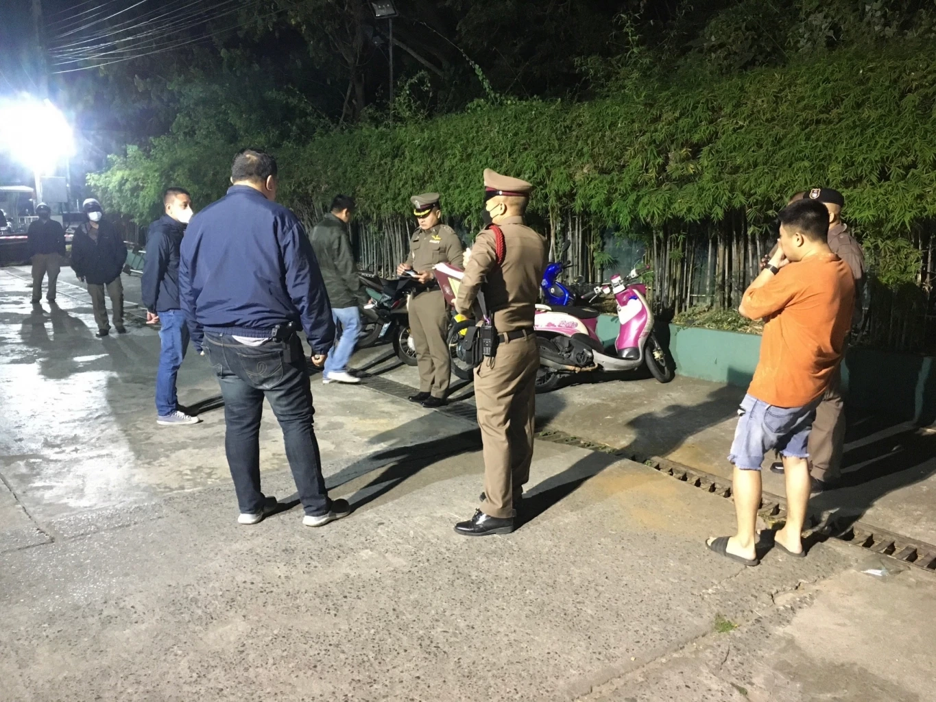 ลูกค้าเปิดศึกทะเลาะวิวาทกันในผับ การ์ดเข้าไปห้ามถูกยิงดับ