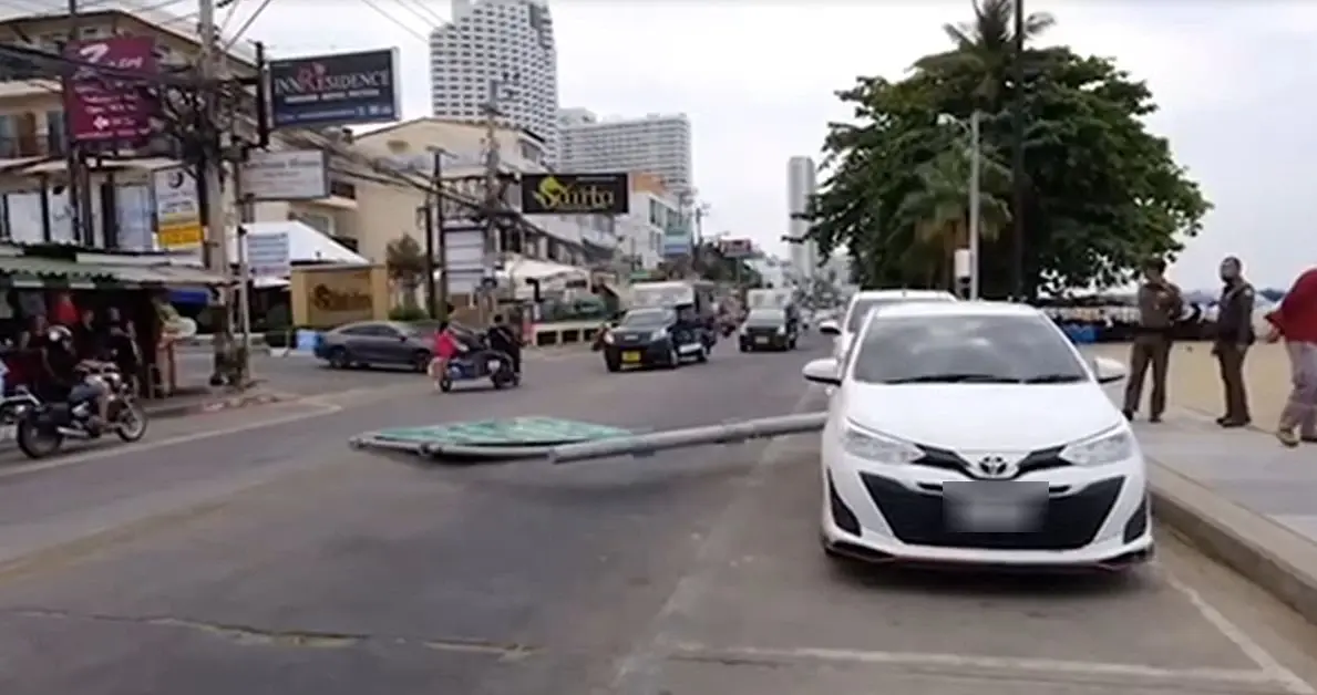 ระทึก! แบคโฮเกี่ยวสายไฟ กระชากป้ายบอกทางเมืองพัทยา ล้มทับชาวบ้านเจ็บ