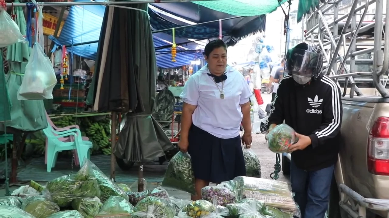 แม่ค้าผักสดย้อนวัยแต่งชุดนักเรียน ช่วยสร้างสีสันวันเด็กแห่งชาติ