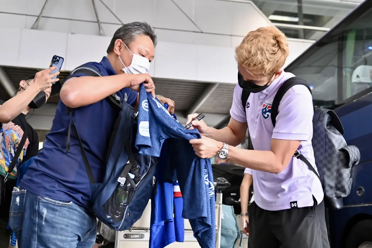 “ช้างศึก” เดินทางกลับถึงไทย "ธีราทร" ลั่นยังไม่ยอมแพ้