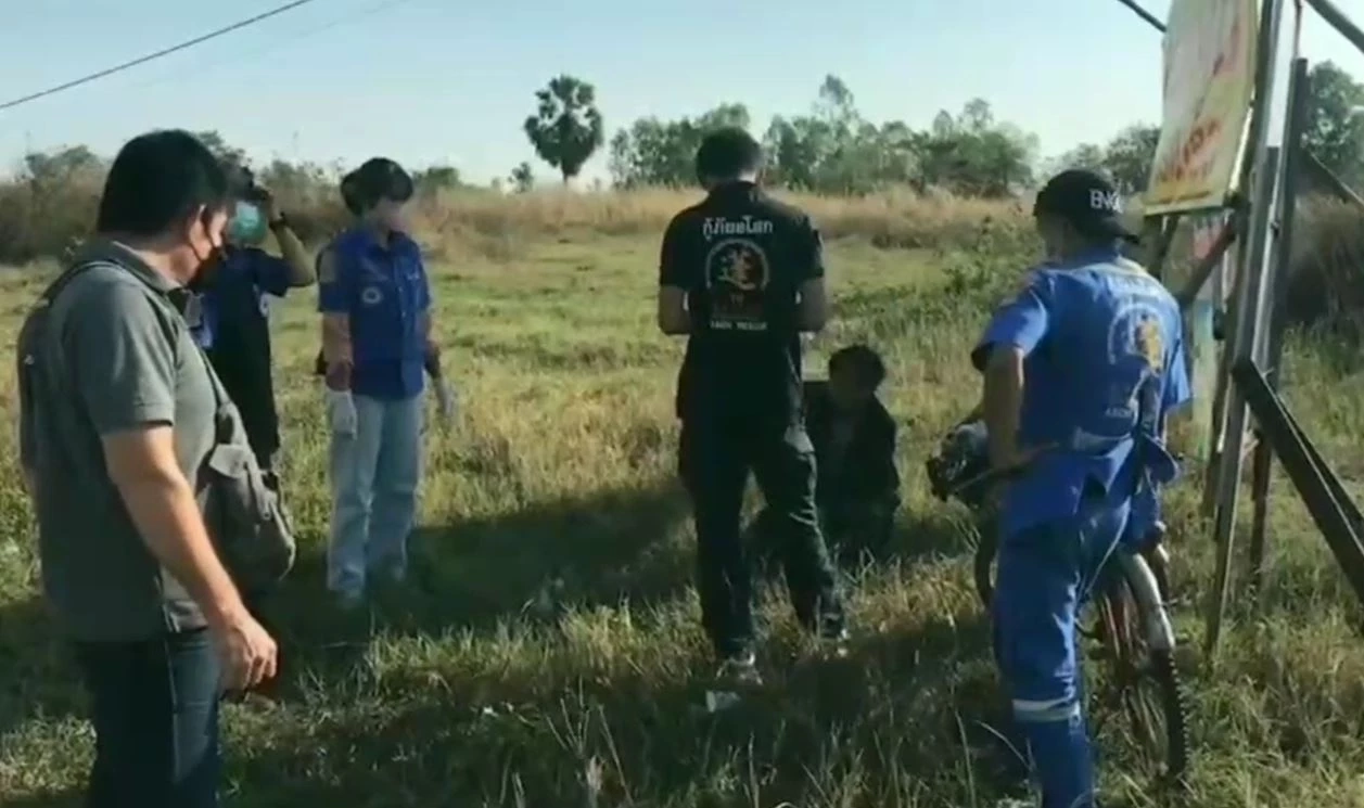 เจ้าหน้าที่กู้ภัยเข้าช่วยเหลือนายมงคล หลังถูกรถเฉี่ยวชน 