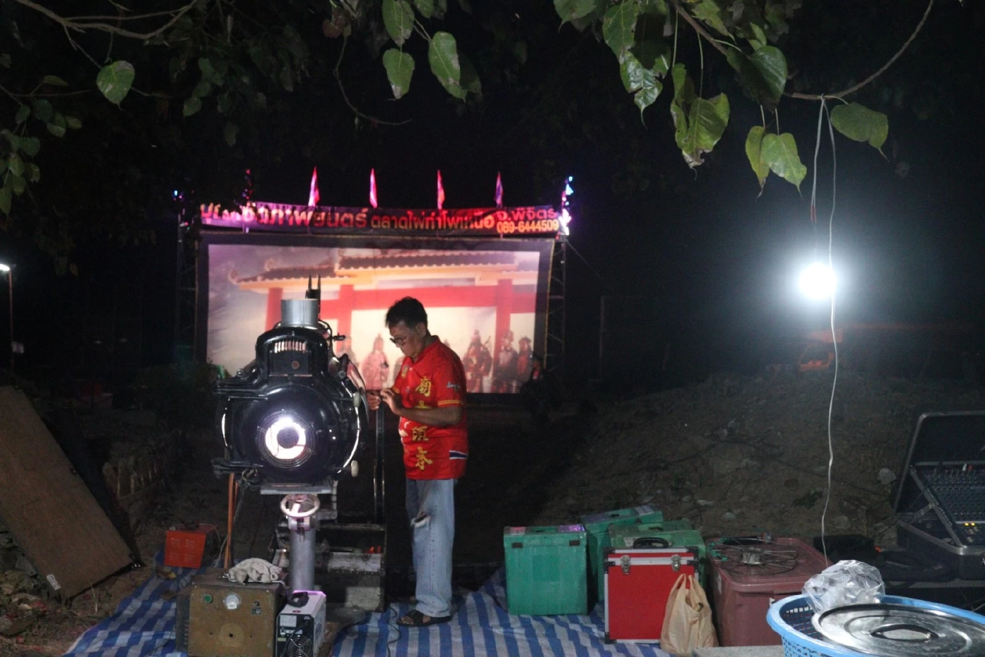 วันเที่ยว"ตรุษจีน" ฉายหนังกลางแปลง กินหมูกระทะร่วมกับบรรพบุรุษ (มีคลิป)